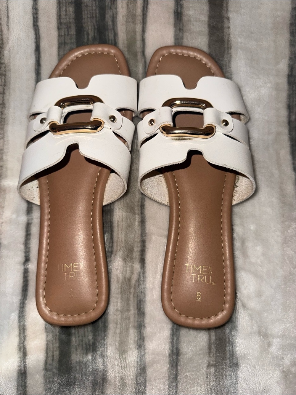 🤍 White Time & Tru Slide Sandals